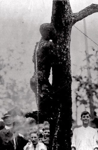 800px-Lynching_of_Jesse_Washington_1916_cropped