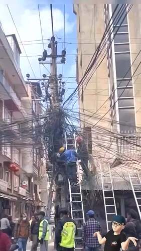 super-messy-electrical-cables-in-some-countries-v0-cmFtZWlxYjByZ2FlMdlDw2HBeTxNMgNnM2AvXkf33RI9FEYPNfMyGKQnwQq8
