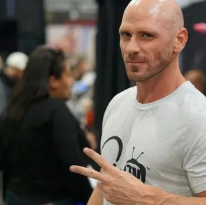 johnny-sins-at-convention-dmrg32u5m6tuw1s0