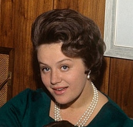 Princess_Muna_with_sons_1964_crop