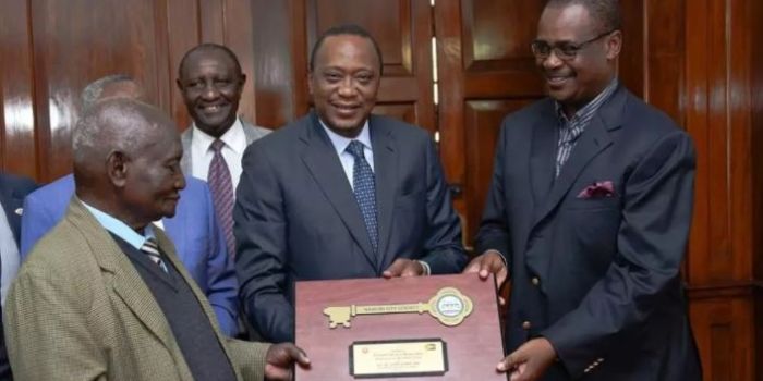 Late tycoon Gerald Gikonyo (left) received key to the city from then Governor Evans Kidero (right) in 2017 as President Uhuru Kenyatta looks on.